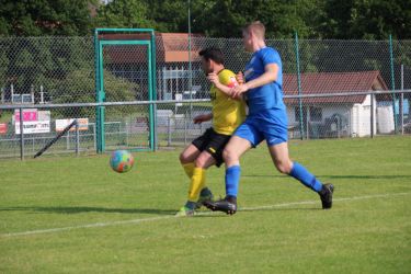 Nach Anfangsproblemen ein sicherer Rückhalt: Luka Schmieder (rechts) gegen Spielführer Bjarne Binder