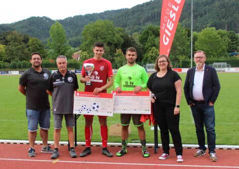 Preisverleihung durch Erwin Brüstle von Mode Giesler (von rechts) und Anna Agüera-Oliver von der Sparkasse Kinzigtal an Philipp Lupfer und Jonas Krämer vom SC Hofstetten, Gratulation durch Jürgen Philipp (1. Vorsitzender des SVH) sowie Claudio Tamburello