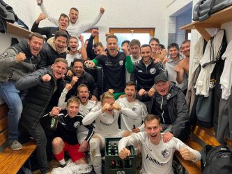 Das obligatorische Kabinenfoto mit Bierdusche für den Spielführer