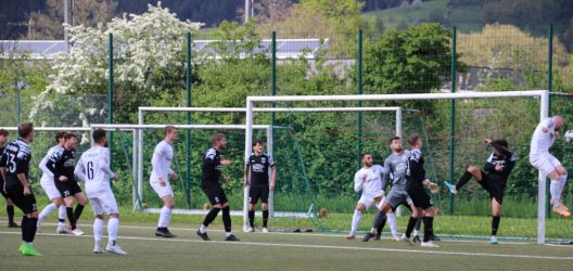 Benni Bruckner scheitert bei diesem Kopfball am kurzen Pfosten nur knapp