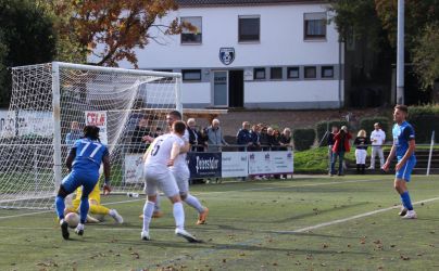 Harim Makaya, schnell und torgefährlich in der 1. Hälfte, beschäftigte hier Torhüter Philipp Walter, Spielführer Max Armbruster (5) und Benni Bruckner