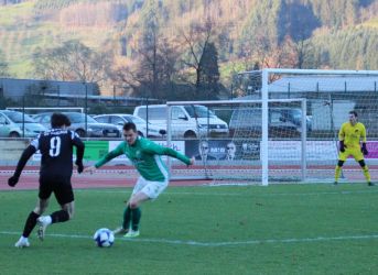 Kommt nach seiner Verletzung immer besser ins Spiel: Joel Silzer (9) gegen Maximilian Roth