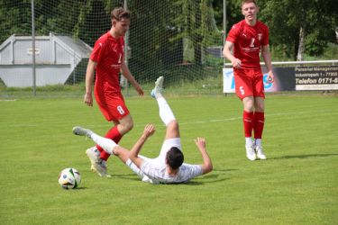 Giulio Tamburello wird hier von Philipp Jörger (8) zu Fall gebracht, doch dann schlug er zweimal mit Toren zurück