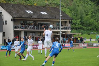 Fabio Bächle (4) hat Lufthoheit und klärt vor Daniel Elenschläger (30)