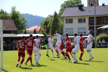 Keeper Mario Echle ist nicht nur groß, sondern auch der Längste und boxt das Leder weg