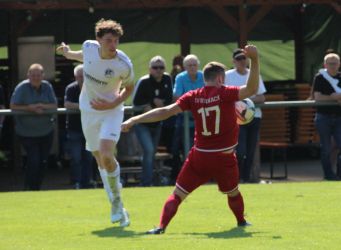 Jakob Wußler (li.) köpft den Ball zur Mitte. Doch wohin geht der Ball? An den Arm von Steinachs Robin Blum?