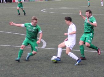 der zweifache Torschütze Soufiane Bassaid versucht es gegen Zwei