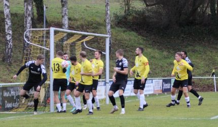 Nach einer gefährlichen Ecke stellt sich die Frage "Wo ist der Ball"? Antwort: Die Nr. 13 trägt ihn auf dem Rücken.