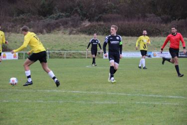 Die Story vom 0:1: Den Blick für das perfekte Zuspiel zeigt hier Spielführer Max Armbruster ...
