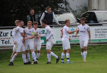 Benni Bruckner (2.v.l.) hat für den SV Haslach in der Nachspielzeit zum 1:1 Ausgleich getroffen, Freude bei Dean Hämmerle (v.L.), Max Armbruster, Philipp Ganter, Simon Lehmann, Elias Gärtner und Kevin Reis