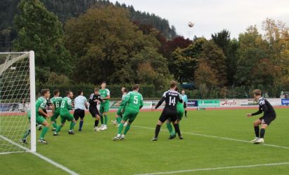 Gefahr im Mühlenbacher Strafraum, Torhüter Matthias Klausmann klärt per Fautabwehr