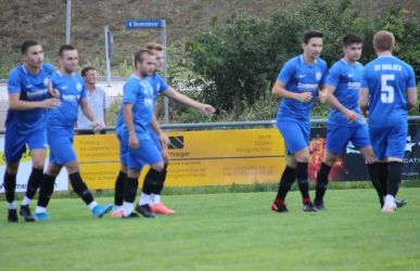 Schon nach 2 Minuten brachte Joel Silzer (2. von rechts) den SVH nach Zuspiel von Marco Baier (2. von links) mit 0:1 in Führung.