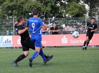 Spielführer Ralf Kammerer ist in dieser Szene eine Fußspitze früher am Ball als der Torjäger Fabian Kloos (9).