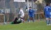 Der Kopfball von Özgür Balta (nicht im Bild) ist drin, Torhüter Dirk Haase konnte den Ball nicht mehr festhalten. Gürkan Balta holt den Ball aus dem Netz. Stefan Pfaff und Felix Leisinger (2) kommen zu spät.