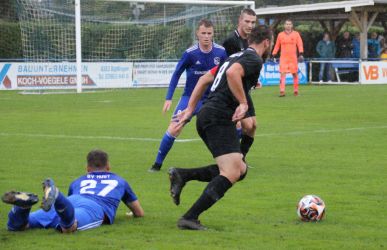 Mit einer Körpertäuschung kann sich Spielführer Ralf Kammerers seines Gegenspielers Hermann Wotschel entledigen, aber am Ende lag der SVH am Boden.