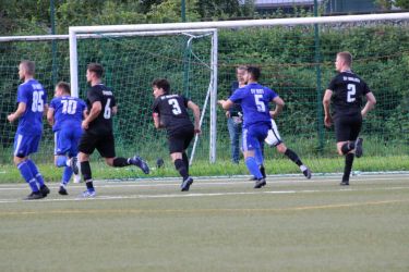 Sie werfen sich in die Flanke, Rust Spielertrainer Florian Ey (v.l.), Torschütze Marc Stubert, Sven Schnaitter, Spielführer Jonathan Benz, Igor Son, Torhüter Philipp Walter (verdeckt) und Luka Schmieder