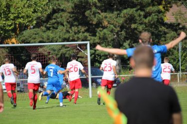 Louis Hättich reißt die Arme hoch, zu früh, denn Keeper Marius Berg kann parieren