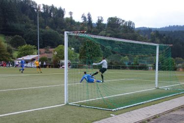 Marco Baier läuft Torhüter Seilz an, der im letzten Moment den Ball noch wegschlagen kann