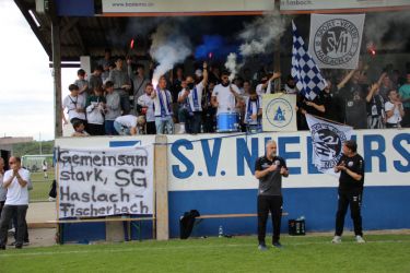 Die Trainer vor der gewaltigen Fan-Tribüne