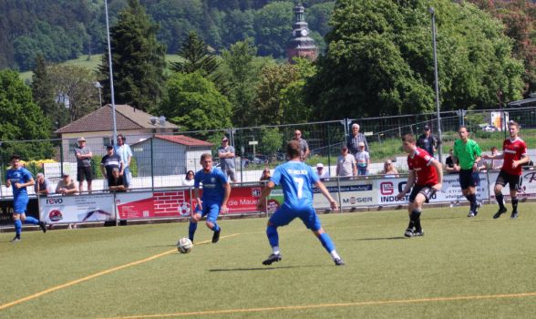 Markus und Mario schieben sich den Ball zu