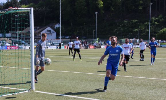 Spielführer Ralf Kammerer kommt einen Schnritt zu spät, sein Kopfball geht am Pfosten vorbei