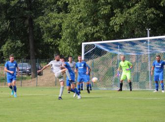 Roman Vulcano nimmt den Ball volley, doch Keeper Daniel Schmieder greift sich die Kugel