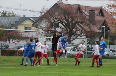 Torhüter Marius Berg klärt vor Louis Hättich