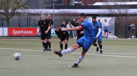 Spielführer Marco Müller hämmert den Strafstoß zur 1:0 Führung unter die Latte