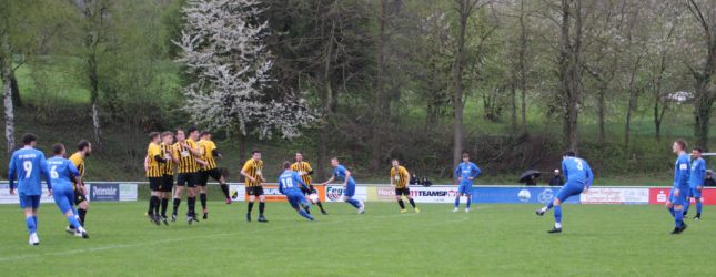 Jonathan Benz (3) zieht ab und trifft durch die hochspringende Mauer hindurch zum 0:2.