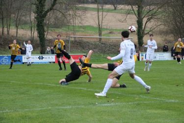 Nach einer Flanke von Mario Braig (2. v.l.) verhindern Andreas Bürkle und Max Müller mit einer akrobstischen Einlage, dass Joel Silzer (9) an den Ball kommt