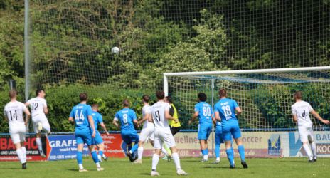 Marco Müller (12) scheitert mit seinem Kopfball über die Latte