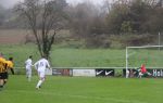 Giulio Tamburello beim Strafstoß, Torhüter Robert Unrau bringt seine Hände noch an den Ball, kann aber den Einschlag zum 0:1 nicht verhindern