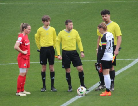 Guter Auftritt von Schiedsrichter Dominik Schmidt und Schiedsrichterassistent Nr. 1 Mario Sass im Freiburger Dreisamstadion