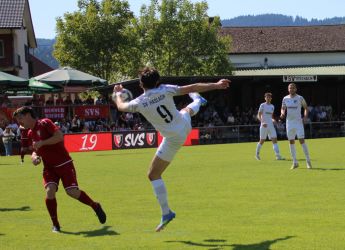 Artistische Einlage von Joel Silzer, dessen Volleyabnahme knapp über die Latte strich