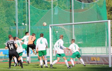 Glück für den SVS, der Ball geht am Torkreuz vorbei