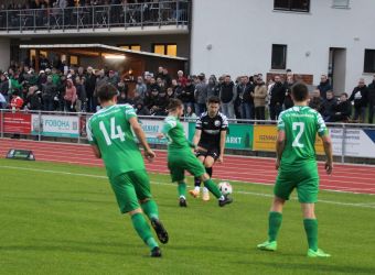 Geburtstagskind Jonathan Benz (schwarz) nahm es gleich mit drei Gegenspielern auf. Jannik Maier (14), Maximilian Schwab (13) und Ricco Grießbaum (2) konnten nur ins Seitenaus klären.