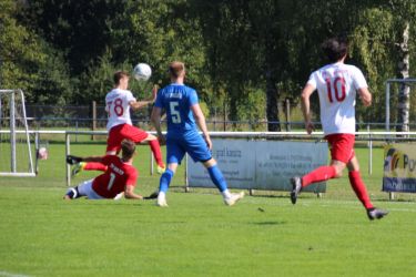 Torwart Philipp Walter kann im letzten Moment den Elgersweierer Tim Kempf stören