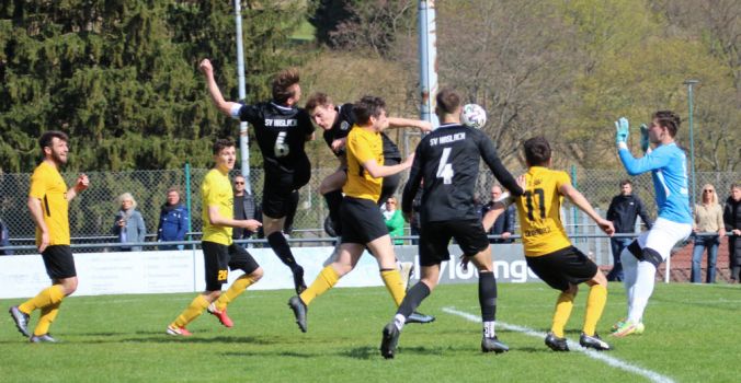 Spielführer Ralf Kammerer (6) und Louis Hättich werfen sich voll rein