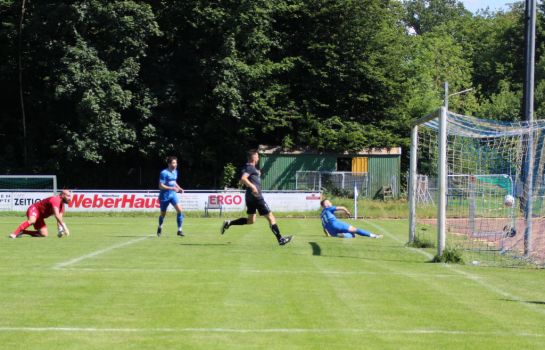 Marco Baier (rechts) hat den Torhüter bereits umspielt, traf aber das Tor nicht