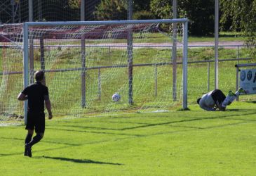 ... lässt Torhüter Kevin Braun keine Chance. Mit seinem dritten Treffer erzielt er das 2:4.