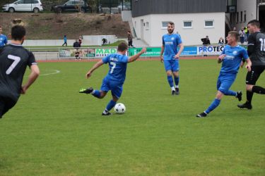 Stürmer Mario Braig (7, blau) arbeitet in der Defensive mit und klärt