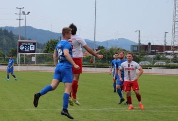 Hier verliert Luka Schmieder zwar das Kopfballduell, aber dann bereitet Mario Braig die Führung vor ...