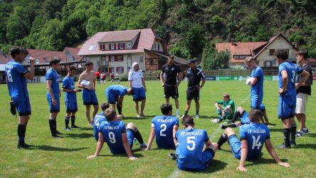 Abgekämpft, aber immer noch aufmerksam lauscht die 2. Mannschaft den Worten ihres Trainerteams ...