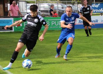 Umkämpftes Laufduell zwischen Joel Silzer (am Ball) und Mirko Körner (93), beobachtet von Vincent Hättich (hinten)