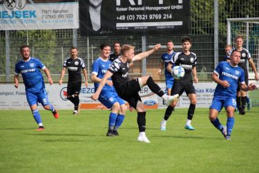 Max Armbruster lupft den abgewehrten Ball gleich wieder in den Strafraum