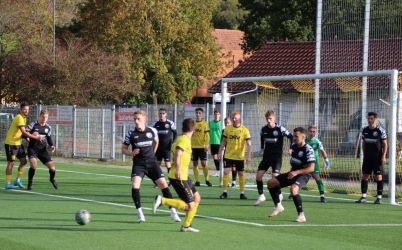 Nach einer Ecke lässt Bjarne Binder (vorne) den Ball durch seine Beine, den anschließenden Schuss von Hendrik Mayer (nicht im Bild) kann Torhüter Patrick Braig (2.v.r.) mit den Füßen abwehren