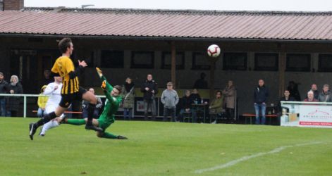 Mario Braig (verdeckt) schießt zwischen Torhüter Kai Schätzle und Steven Larouche hindurch an die Latte. Die Szene wird von seinen Eltern (rechter Bildrand) interessiert verfolgt. Den Abraller verwandelt Kevin Reis zum 0:1