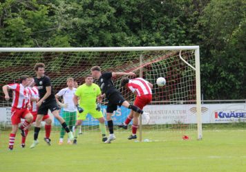 Jonas Schmid (2.v.r.) geht zum Kopfball, der knapp vorbei geht