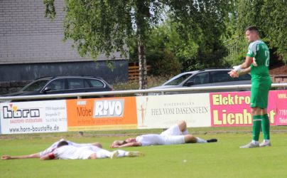 Nach Spielende sind die SVH-Spieler alle platt, nur Torhüter Tom Mantel steht noch