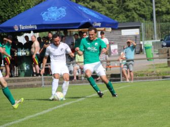 Der 3-fache Torschütze Giulio Tamburello (links) im Zweikampf an der Strafraumgrenze